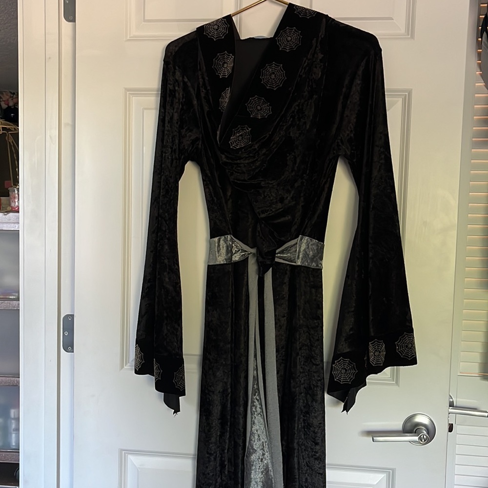 🕷️ WITCH CLOAK/COSTUME 💀 WOMEN’S MEDIUM 👻🎃VELVETY - Picture 1 of 15